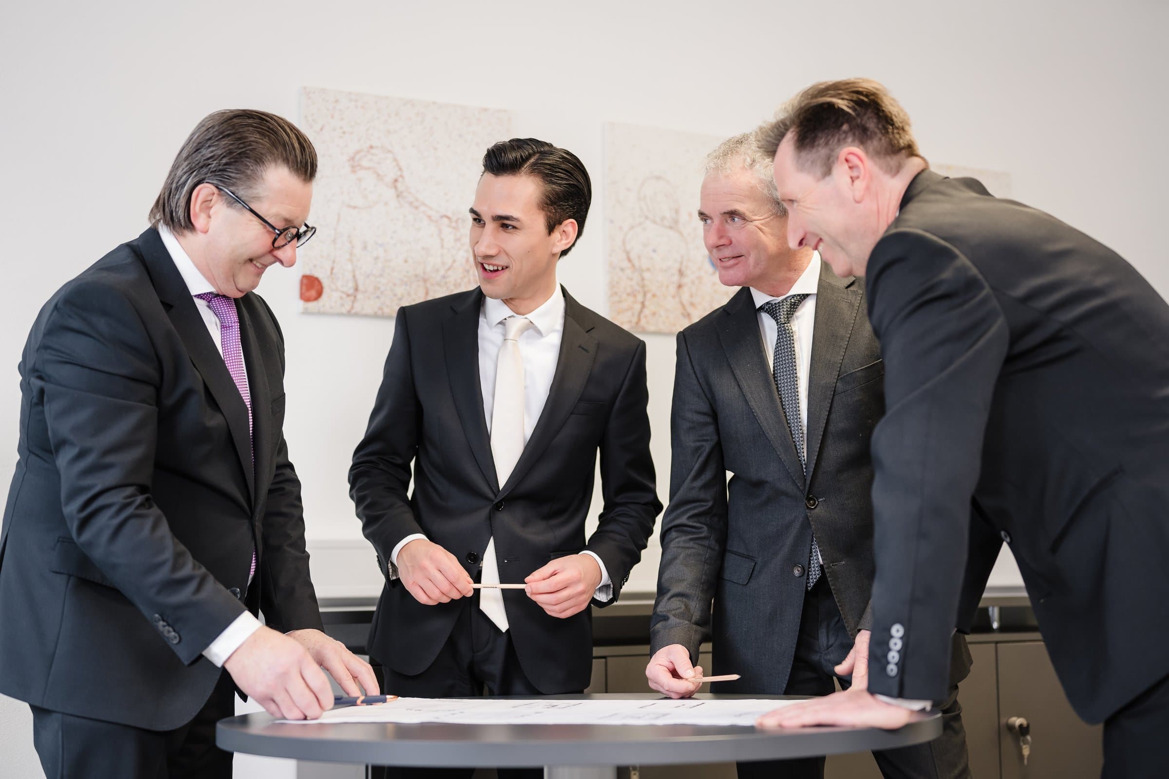 Beratungsgespräch am Besprechungstisch