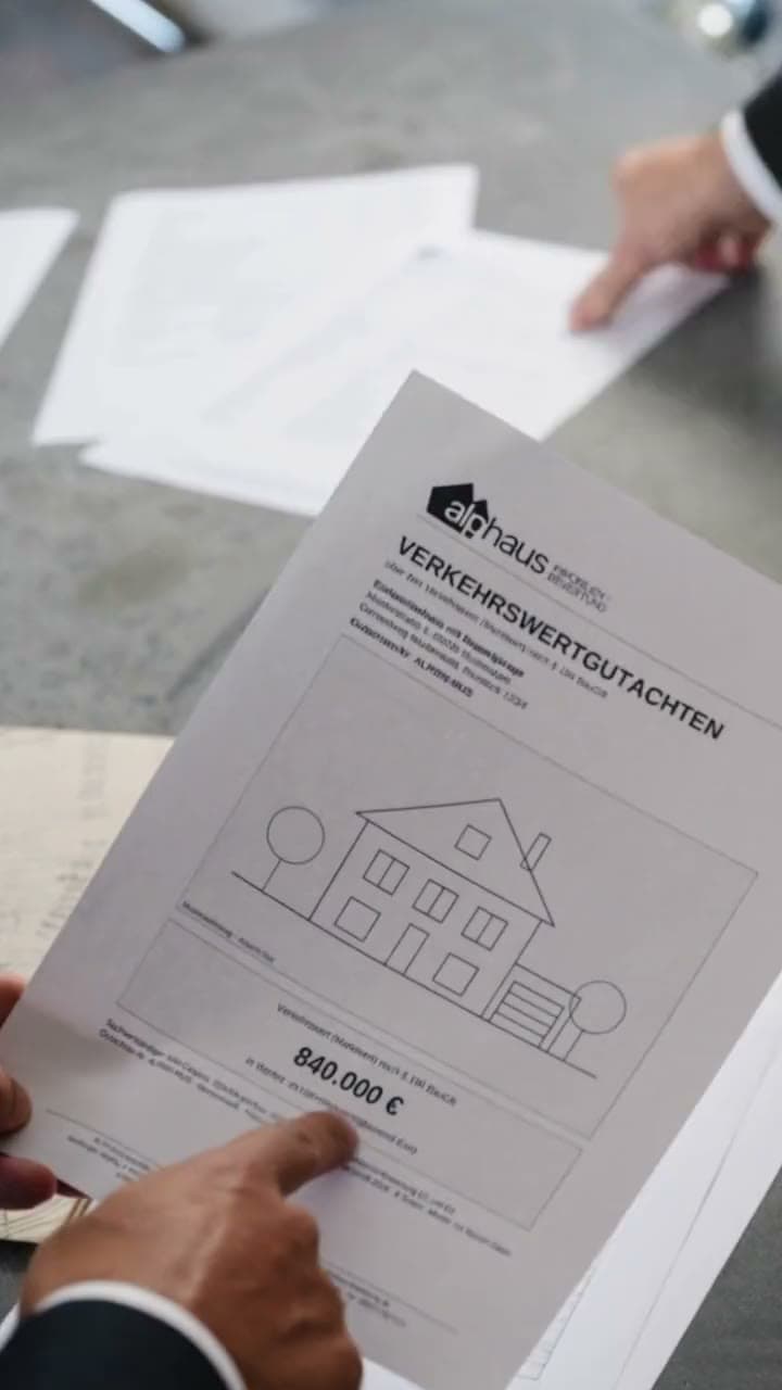 Verkehrswertgutachten, Lageplan und Fachkommentar auf dem Arbeitstisch